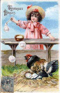Tarjeta de felicitación de Pascua: una gallina cubriendo sus huevos mira curiosamente las burbujas de jabón hechas por una niña - Postal fechada entre 1900-1909 de Unbekannt