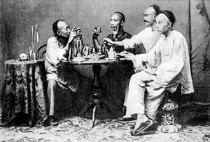 Grupo de hombres sentados a la mesa