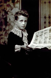 Retrato de medio cuerpo de un niño hojeando un cómic de Unbekannter Künstler