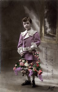 Tarjeta de felicitación de Año Nuevo: Un niño sosteniendo una canasta de flores - Postal de 1920 de Unbekannt