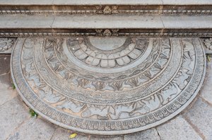 Relieve histórico en piedra; piedra ornamental decorada con animales en la base de una escalera; piedra lunar en Jaya Sri Maha Bodhi; Anuradhapura; Sri Lanka; Asia de Unbekannt