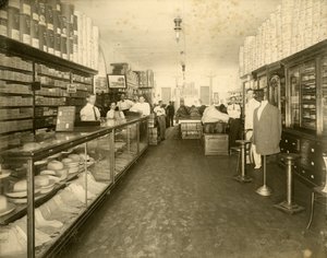 Interior de la Tienda de Zapatos John Sewell & Co. en 304-6 12th Avenue (Flagler Street), c.1910 (foto en blanco y negro) de Unbekannt