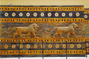 Puerta de Ishtar, originalmente perteneciente al Templo de Bel, construida en Babilonia (Irak) por el rey Nabucodonosor II - Camino procesional de la Puerta de Ishtar Museo de Pérgamo, Isla de los Museos, Berlín Alemania