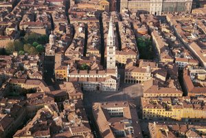Italia, Emilia Romagna, Módena, vista aérea de la ciudad con la catedral de Benjamin Baud