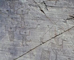Italia, Región de Lombardía, Valcamonica, Primer plano de dibujos rupestres en el Parque Nacional de Naquane de Benjamin Baud