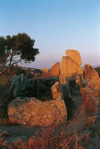 Italia, Cerdeña, Arzachena, provincia de Olbia-Tempio, tumba de los Gigantes de Li Longhi, vista trasera
