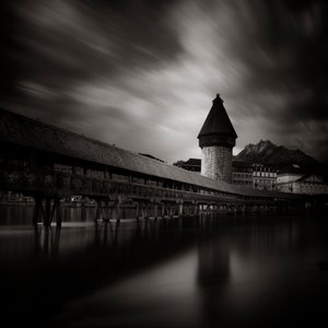 Kapellbrücke, Lucerna, Suiza, 2013 (fotografía en B/N) de Leopold Blonder