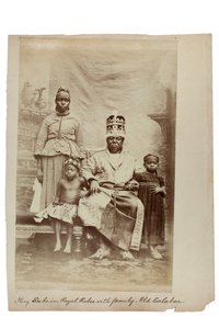 Rey Duque en túnicas reales con su familia, Old Calabar, Nigeria, c.1890 (impresión de albúmina) de Unbekannt