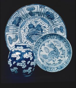 Plato de servicio de porcelana Kraak, período Wan Li (1573-1619); plato provincial, principios del siglo XVI; tarro de jengibre de porcelana azul y blanca, período K