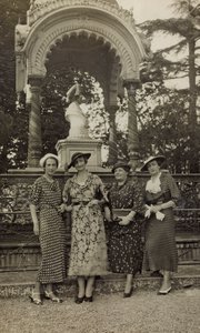 Señoras posando bajo el monumento al Indio en el Parco delle Cascine de Florencia de Unbekannter Künstler