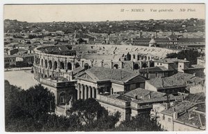 Languedoc-Rosellón, Gard, Nimes: vista general de la ciudad con las arenas y la Maison Carrée de William M. Timlin
