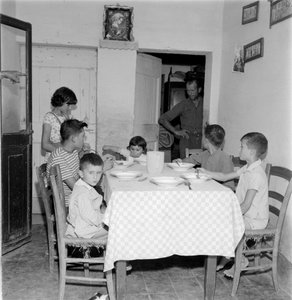 Gran familia reunida en la mesa del comedor de la casa de campo. Años 1960 de Unbekannt