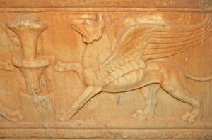 Libia, detalle de bestia mítica tallada en sarcófago ático (siglo II d.C.)