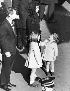 El pequeño John Kennedy mira a su madre, como si dijera: 