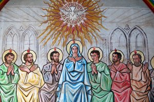 Santuario mariano Nuestra Señora del Lago. El Espíritu Santo descendiendo sobre la Virgen María y los Apóstoles. Pintura. Togo