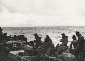Marines del 41 (RM) Comando a bordo del LCT (Landing Craft Tank) 532, acercándose a Westkapelle durante los desembarcos en Walcheren, Países Bajos
