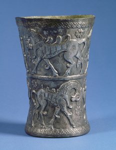Vaso Marlik de forma cilíndrica con dos bandas decorativas que representan caballos de desfile, c.1100 a.C. de Unbekannt