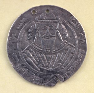 Medallón con el retrato al-Mutawakkil (822-861) Califa de Bagdad, siglo IX (plata)