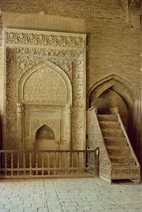 Mihrab (nicho de oración) y minbar (púlpito) en la sala del sultán Uljaitu, probablemente siglo XIII/XIV