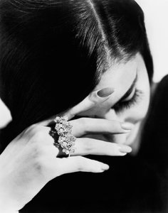 Modelo con un anillo del joyero Giulio Veronesi, Bolonia (foto b/n)