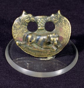 Montura decorada con cabezas de grifos y un tigre con rayas de nielado, finales del siglo I - principios del II d.C. de Unbekannt