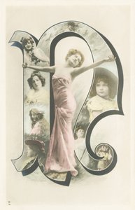 N: foto-retrato de una mujer de pie con un largo manto rosa