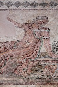 Narciso mirando su reflejo en un charco de agua - Mosaicos de Pafos, Casa de Dionisos - Finales del siglo II d.C. - Chipre - Contemplación de Narciso sobre una fuente - Mosaicos de Pafos, Casa de Dionisos - Finales del siglo II d.C. - Sitio UNESCO, Chipre