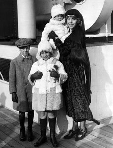 Nueva York (EE.UU.), diciembre de 1923: Fotografías en el SS Paris, Sra. Guinevere Sinclair Gould (viuda del financiero George J. Gould I) y sus tres hijos (George J. Gould Jr, Jane S. Gould y Guinevere S. Gould) durante su embarque hacia Europa.