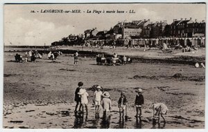 Normandía, Calvados, Langrune sur Mer: un grupo de niños jugando en la playa en marea baja de William M. Timlin