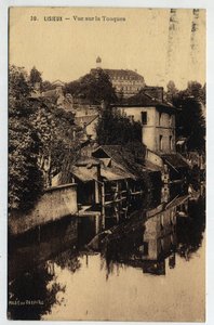 Normandía, Calvados (14), Lisieux: casas al borde del Touques - Postal fechada en 1934 de William M. Timlin