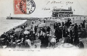 Normandía, Sena Marítimo, Treport: la multitud de veraneantes en la playa y el casino al fondo de William M. Timlin