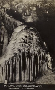 Tuberías de órgano, Cueva de Gough, Cheddar (foto en b/n) de Unbekannt