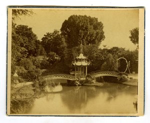 Orleans, Loiret (45), Centro, Francia, Pabellón y puente chino en un parque de Orleans