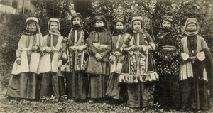 Mujeres osetinas en traje tradicional, grupo minoritario en la Unión Soviética de Benjamin Baud
