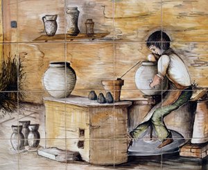 Panel de mayólica pintado que representa escena de fabricación de cerámica, hecho a mano por Ceramiche Desuir, Santo Stefano di Camastra, Sicilia, Italia (detalle)