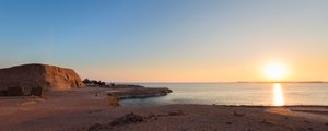 Vista panorámica del pequeño templo de Nefertari, Abu Simbel, Egipto de Unbekannter Künstler