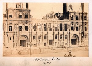 Comuna de París (1871): vista del Hotel de Ville después del incendio de mayo de 1871. Fotografía anónima de Unbekannt