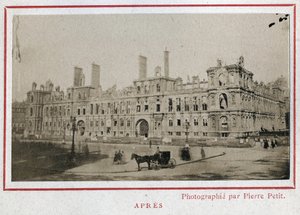 Comuna de París (1871): vista del Hotel de Ville en París después de su incendio en mayo de 1871. Fotografía de Pierre Pepetit. Impresión en cartón, Dim. 9x5,4 cm de Unbekannt