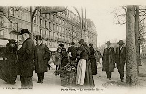 Metro de París - entrada con arco art nouveau