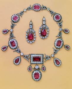 Parte de un parure antiguo de espinela y diamantes que comprende tiara, adorno para el cabello, collar y pendientes de Unbekannt