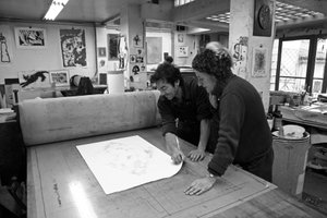 Pascal Gauvard, cofundador del taller de grabado Pasnic, Annie-Paule Thorel, pintora francesa. Descubrimiento de una grabado después de la impresión. Taller de grabado Pasnic en París en 2009. de Unbekannt