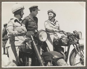 Fotografía de un álbum que contiene 65 fotografías relacionadas con el Servicio Territorial Auxiliar y las Fuerzas Británicas en el Medio Oriente de Unbekannt