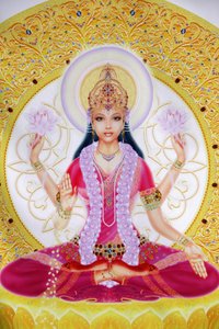 Imagen que muestra a Lakshmi, diosa de la riqueza y consorte del Señor Vishnu, sentada sosteniendo flores de loto de Unbekannt