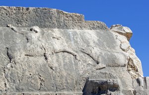 Tumba de columna con grabado que representa a un cazador matando a un jabalí, Xanthos, Turquía