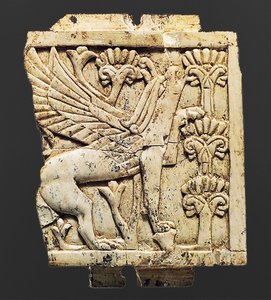 Placa que representa un grifo, Nimrud, Mesopotamia, siglos VIII-VII a.C.