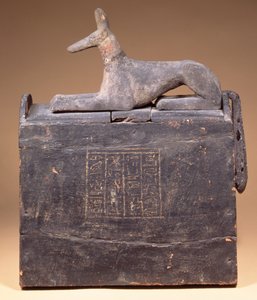 Caja shabti en forma de pilón con una inscripción y una estatua de Anubis como chacal (de una fecha posterior) en la tapa, egipcia, de Tebas, principios de la Dinastía 22, c.900 a.C.