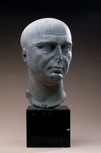 Cabeza de retrato de un sacerdote de Isis con la cabeza afeitada, romano, siglo II d.C. (mármol gris oscuro) de Unbekannt