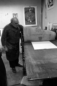 Retrato de Dikran Daderian, pintor y grabador libanés. Preparación del dibujo. Taller de grabado Pasnic en París en 2008 de Unbekannt