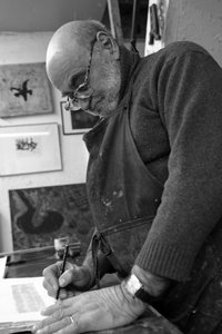 Retrato de Dikran Daderian, pintor y grabador libanés. Firma de un grabado. Taller de grabado Pasnic en París en 2008 de Unbekannt