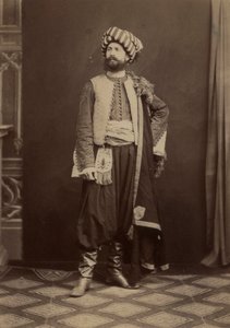 Retrato de un hombre con traje tradicional tunecino tomado durante la expedición en Túnez